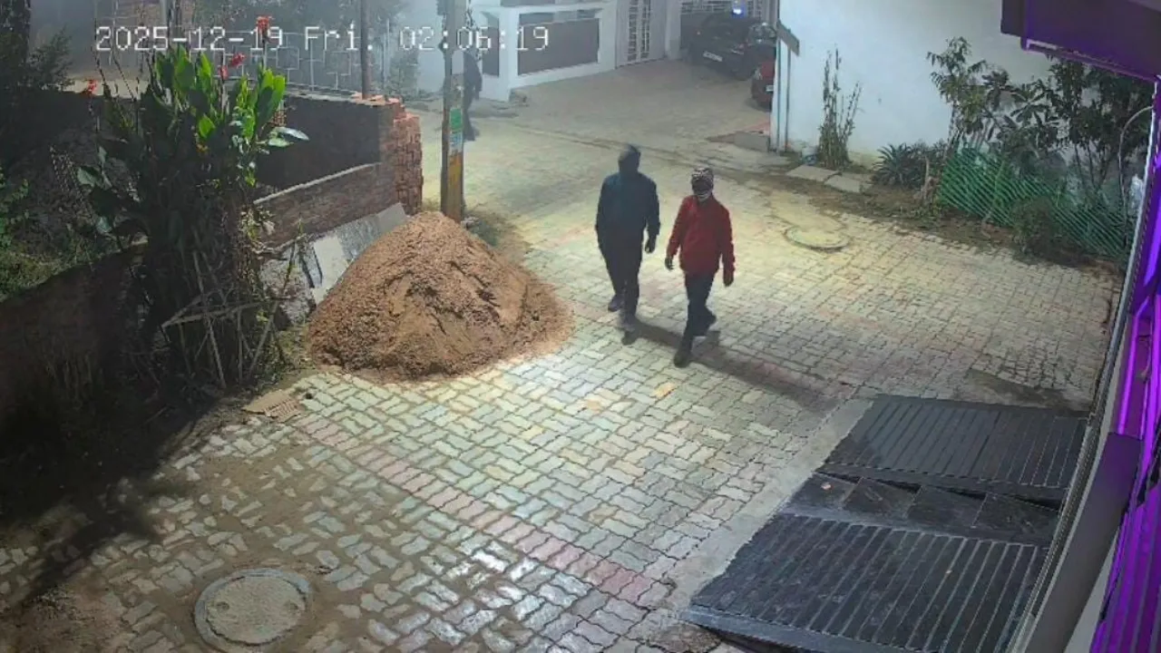 Lucknow News: इंजीनियर के बंद मकान में 16 मिनट में लाखों की चोरी,  CCTV कैमरे में कैद हुए तीन चोर