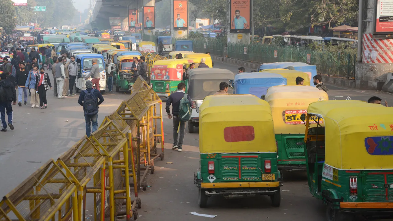 चारबाग का ट्रैफिक बना मुसीबत... बेरिकेडिंग ने बढ़ाया जाम, उल्टी दिशा में दौड़ रहे वाहन