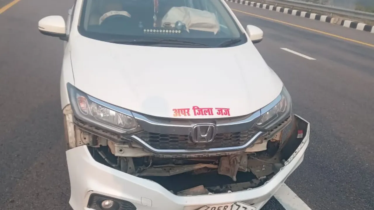 अमेठीः ADJ की कार आवारा कुत्ते से टकराई... बाल बाल बचे एडीजे अजय श्रीवास्तव 
