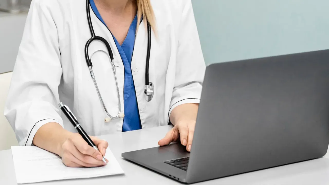 मेरठ में निजी अस्पतालों पर कसा शिकंजा : 1400 डॉक्टर-300 हॉस्पिटल को CMO के 13 सख्त नियम, अनदेखी की तो लाइसेंस रद्द!