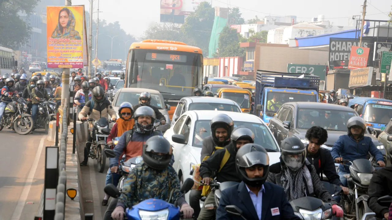 बर्लिंग्टन चौराहे पर जाम से निपटने के लिए फिर हुआ नया प्रयोग, पहले दिन नियमों की धज्जियां उड़ाते दिखे लोग