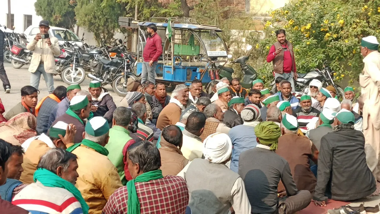 महिलाओं सहित हजारों किसान सड़क पर... किसानों ने 14 सूत्री मांगों पर नगर निगम मुख्यालय घेरा