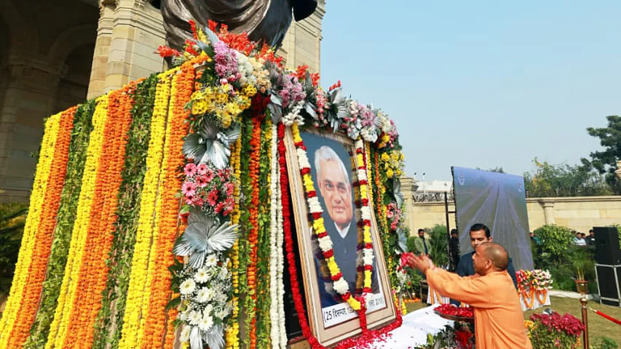 अटल जी ने विकास के विजन के साथ देश को बढ़ाया... CM ने महामना मदन मोहन मालवीय व राजा बिजली पासी की जयंती पर उन्हें किया नमन