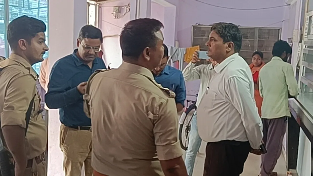 Ayodhya News: रुदौली सीएचसी के पास ही मिलीं अवैध पैथोलॉजी, चार और सील... साकेतपुरी में लैब संचालक बोर्ड उखाड़कर भागा