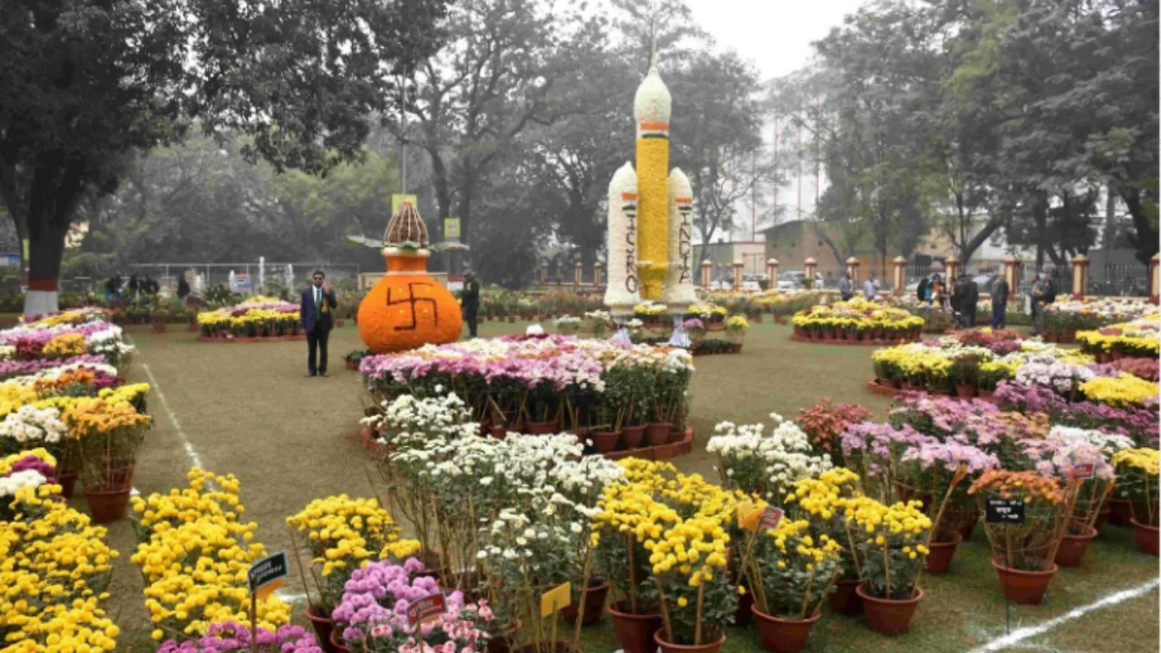 BHU की पुष्प प्रदर्शनी में प्रयागराज माघ मेले की भव्य झलक, चंद्रयान मॉडल और जैविक खेती ने लूटी महफिल
