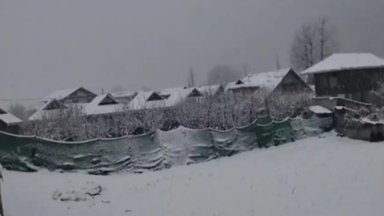 Jammu Kashmir Today Weather: कश्मीर में बारिश और बर्फबारी की संभावना; रात का तापमान सामान्य से अधिक 