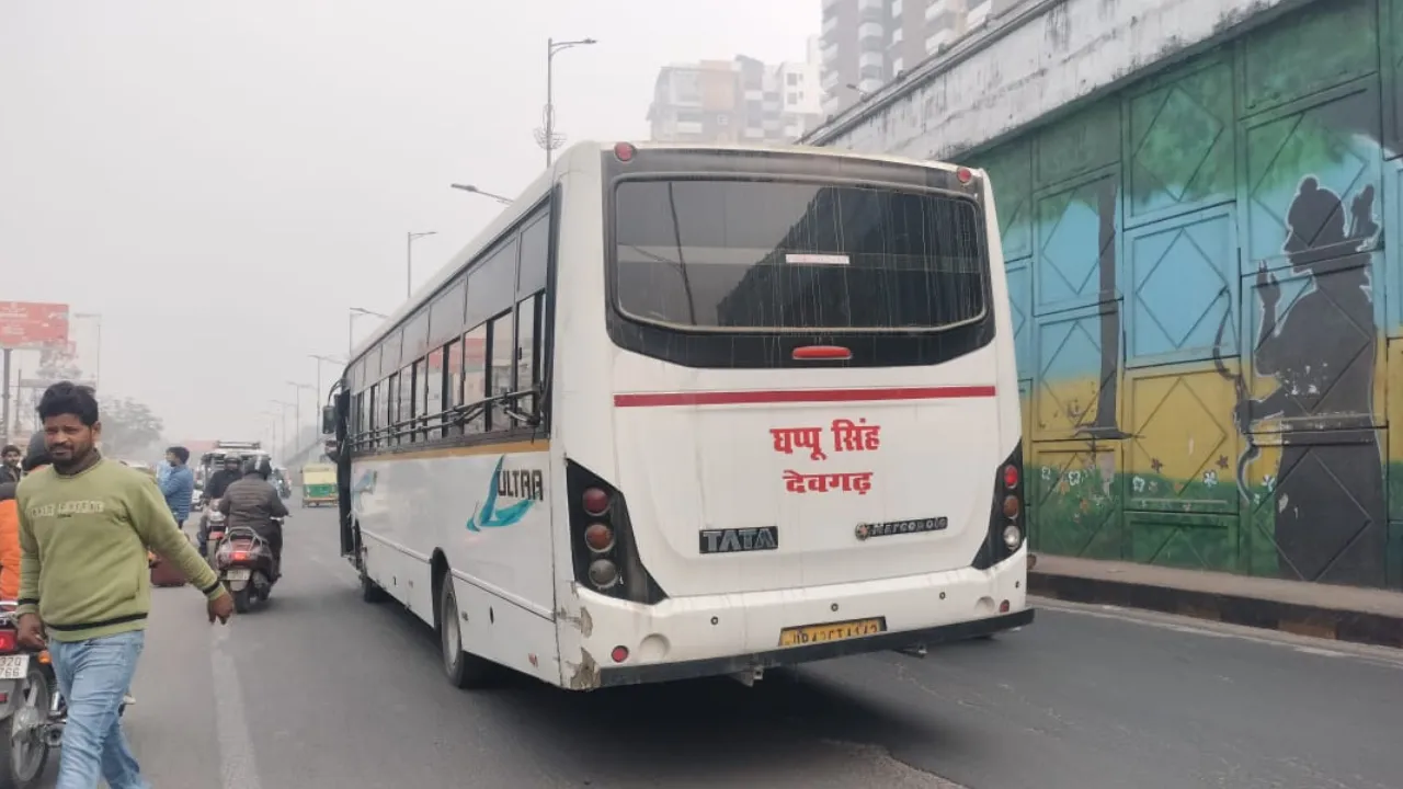 चेक पोस्ट को चकमा देकर शहर में प्रवेश कर रहीं डग्गामार बसें, परिवहन मुख्यालय से मात्र एक किमी दूरी पर हो रही संचालित