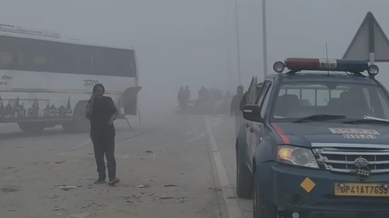 अमेठी में भीषण सड़क हादसाः कोहरे के कारण सात गाड़ियां आपस में टकराई, दो की मौके पर मौत, 18 घायल