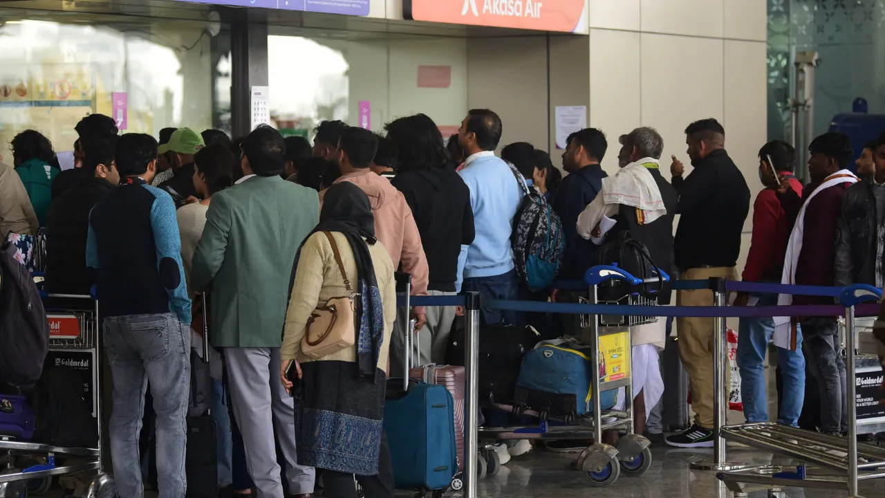इंडिगो की 44 फ्लाइट निरस्त, काउंटर पर यात्रियों का हंगामा... चौथे दिन भी दिखा अराजकता का आलम