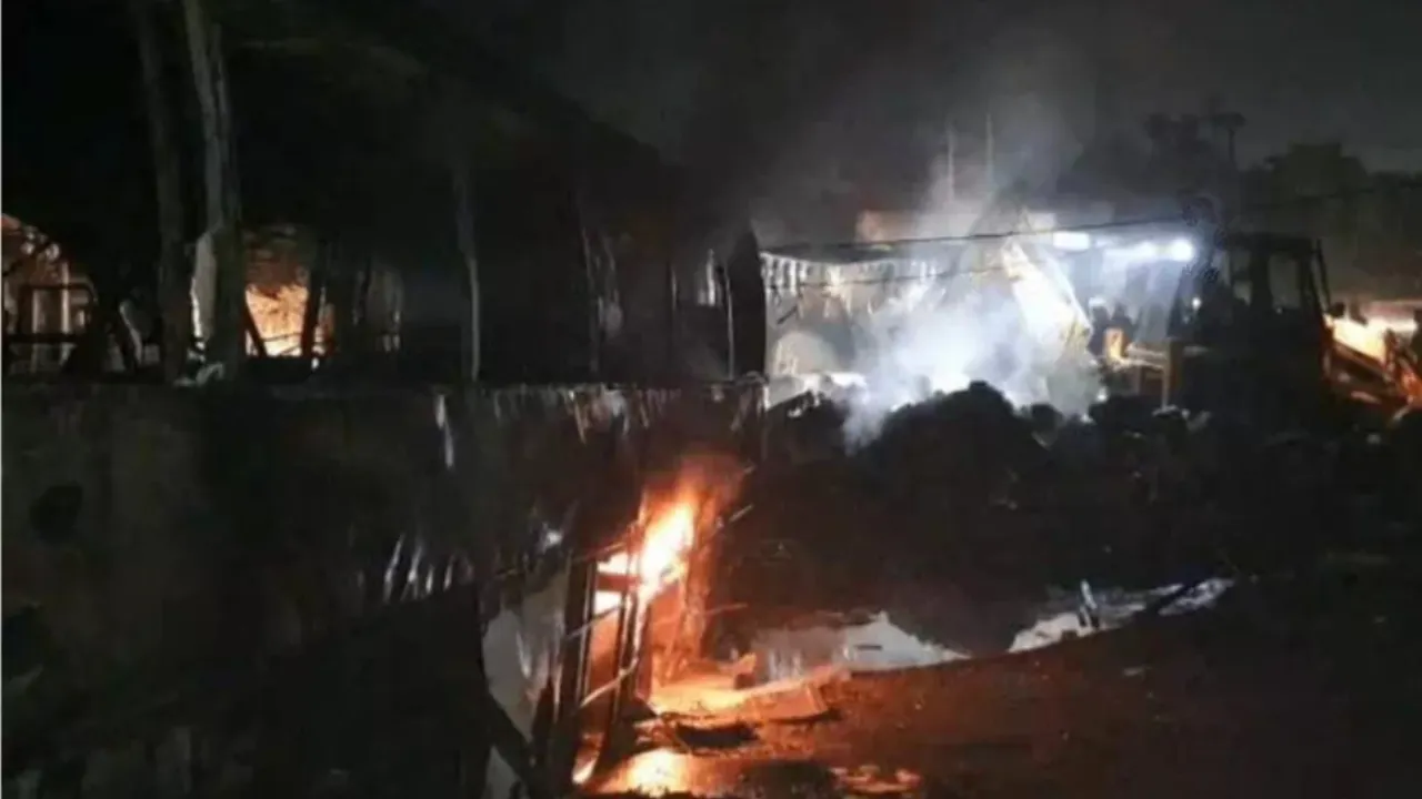 फुलवरिया बाईपास पर दर्दनाक हादसा: ट्रक और बस की भीषण टक्कर, आग लगने से तीन यात्रियों की मौत, 24 झुलसे