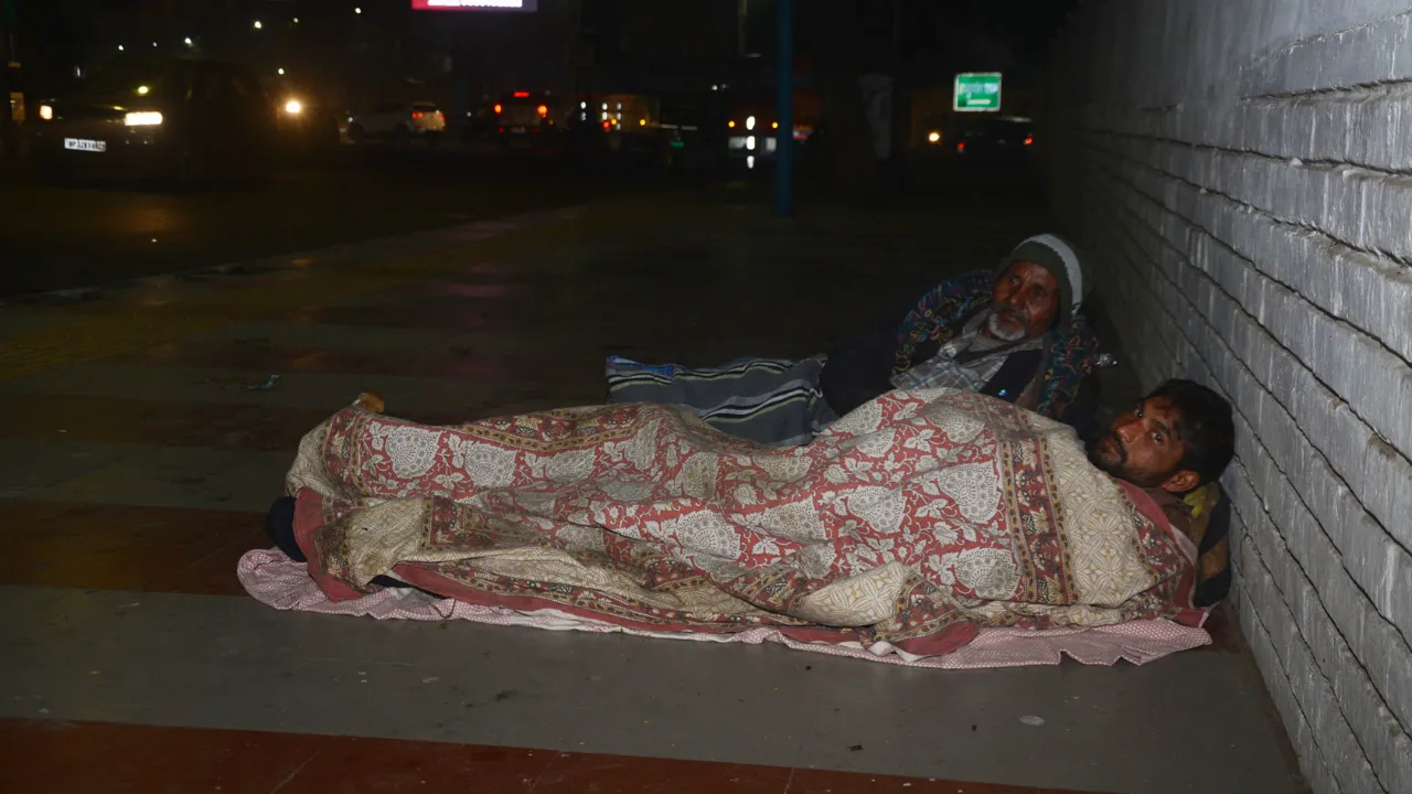 अमृत विचार टीम की पड़तालः जिम्मेदारों को अभी नहीं लगी है ठंड... सार्वजनिक स्थलों और चौराहों पर नगर निगम के अलाव नहीं