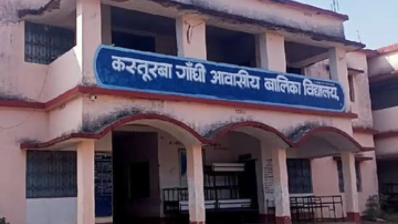 कस्तूरबा गांधी विद्यालय : छात्राओं ने शिक्षिकाओं पर लगाए गंभीर उत्पीड़न के आरोप, थाने के सामने रोड जाम कर किया प्रदर्शन 