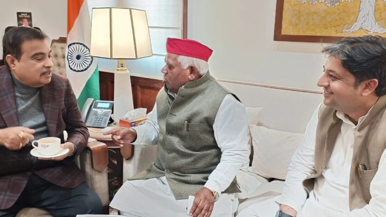 सपा सांसद ने केंद्रीय मंत्री के समक्ष रखी किसानों की पीड़ा, कहा- 84 कोसी परिक्रमा मार्ग निर्माण में बिना मुआवजे दिए ली जा रही जमीन