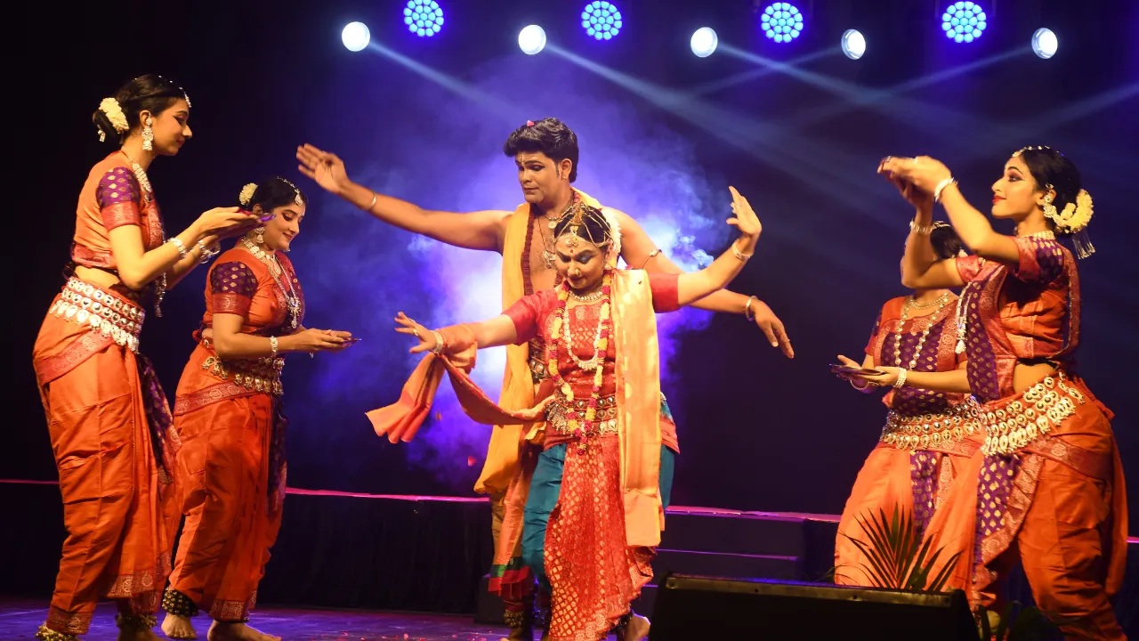 Bhatkhande Sanskriti Vishwavidyalaya: संजू का तबला, हरिहरन की गायकी और शोवना नारायण का कथक रहा आकर्षण