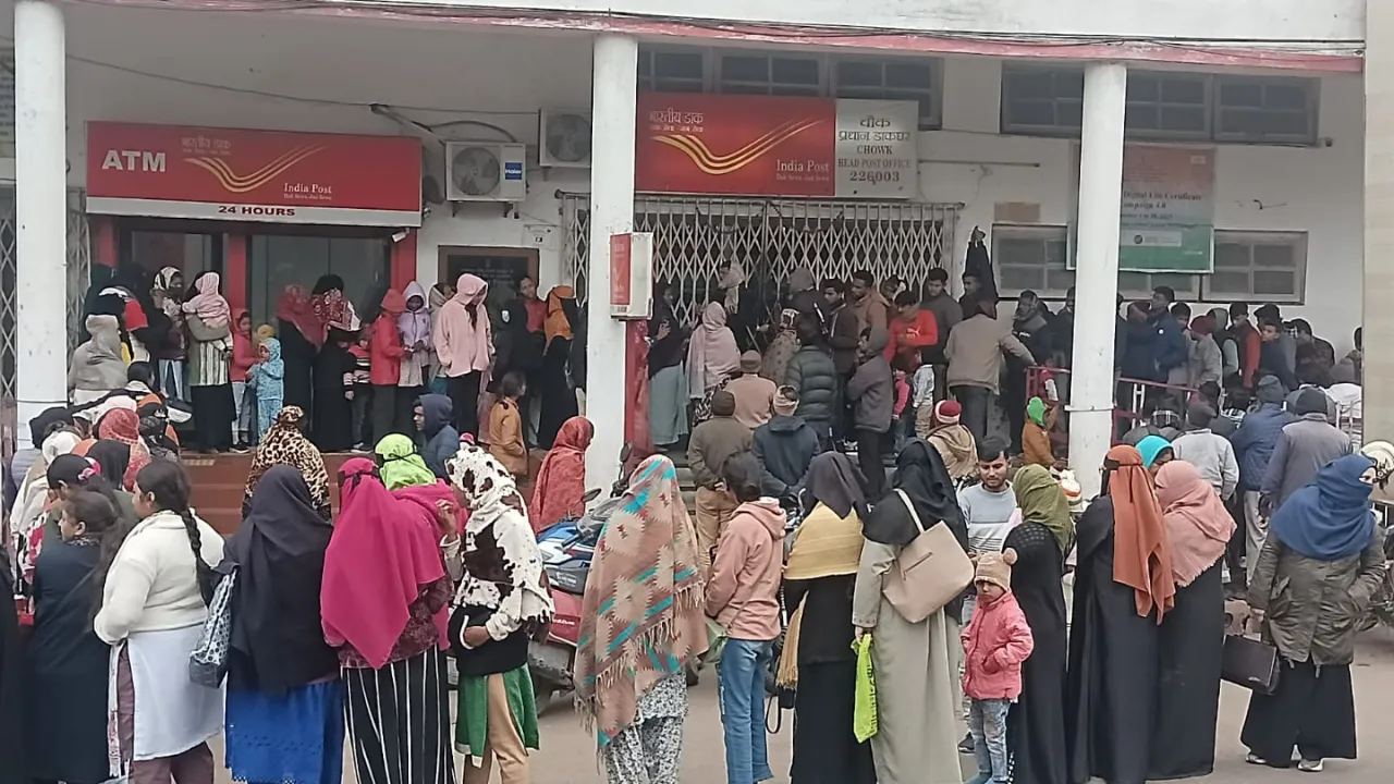आधार कार्ड में त्रुटि ठीक कराना तो छुट्टी लेकर आएं, दिनभर लगेगा... चौक डाकघर में सड़क तक लग रही लोगों की कतार