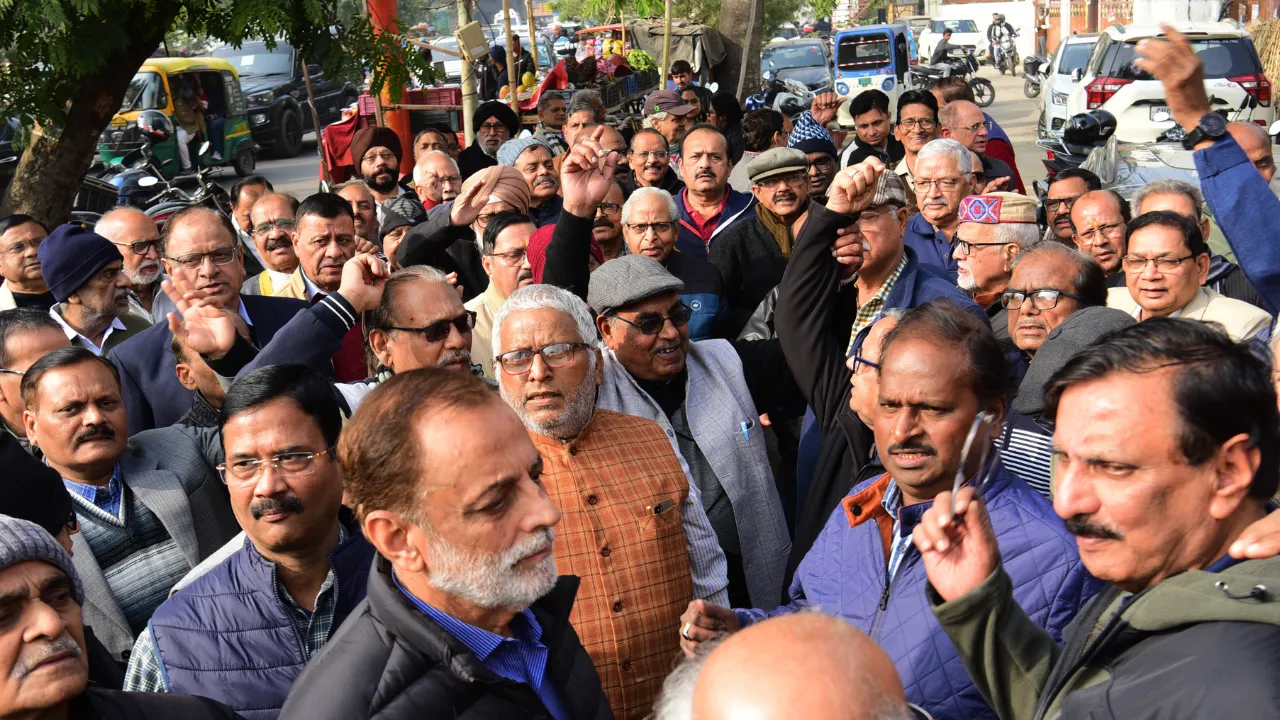 Lucknow News:पांच दिवसीय बैंकिंग के समर्थन में बैंककर्मियों का प्रदर्शन, हड़ताल की दी चेतावनी