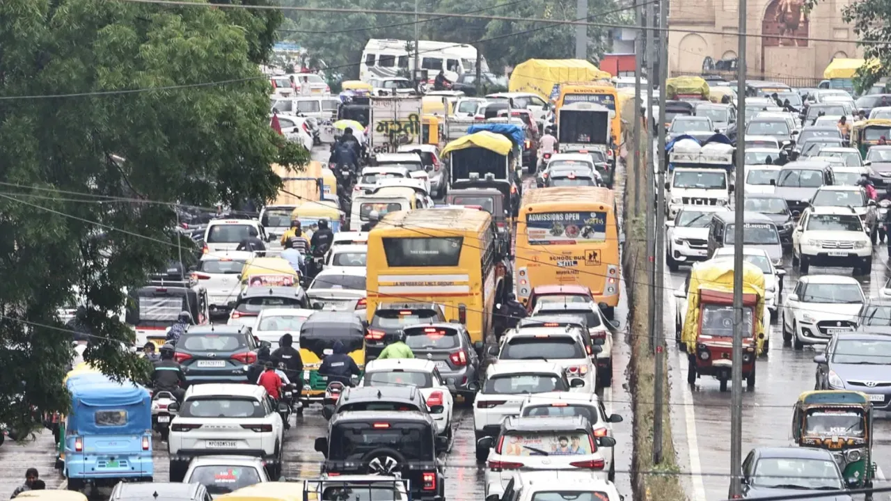 9 हजार वाहनों का पंजीकरण निलंबित... लगातार ट्रैफिक नियमों का उल्लंघन करने वालों पर सख्त कार्रवाई