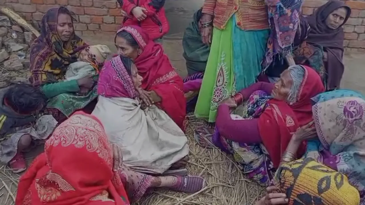 Raebareli News: मिट्टी का टीला ढहने से चार लोग मलबे में दबे, दो की मौत