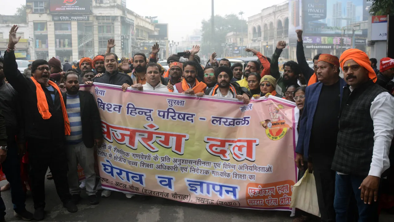 ड्रेस कोड और अवैध कोचिंग के विरोध में हिन्दू संगठनों का प्रदर्शन, शिक्षा निदेशक को सौंपा ज्ञापन