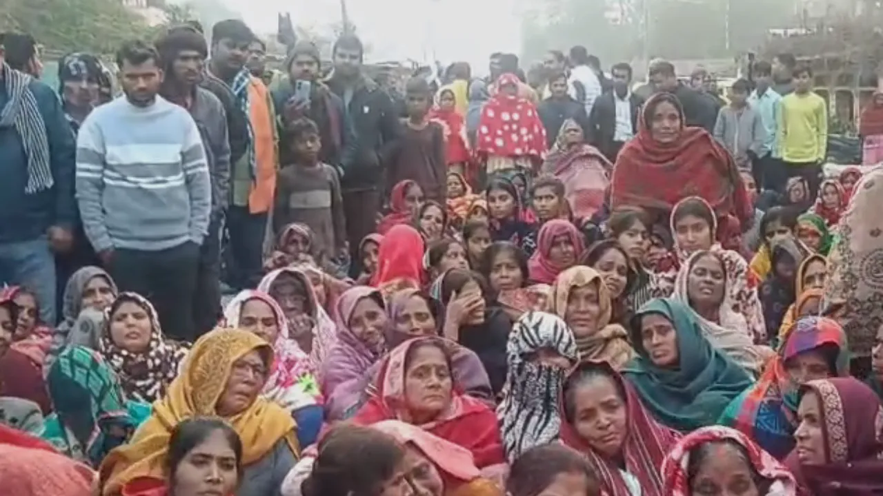 Amethi News: पीएम के बाद शव घर पहुंचने पर आक्रोशित हुए परिजन और ग्रामीण, शव को सड़क पर रखकर लगाया जाम