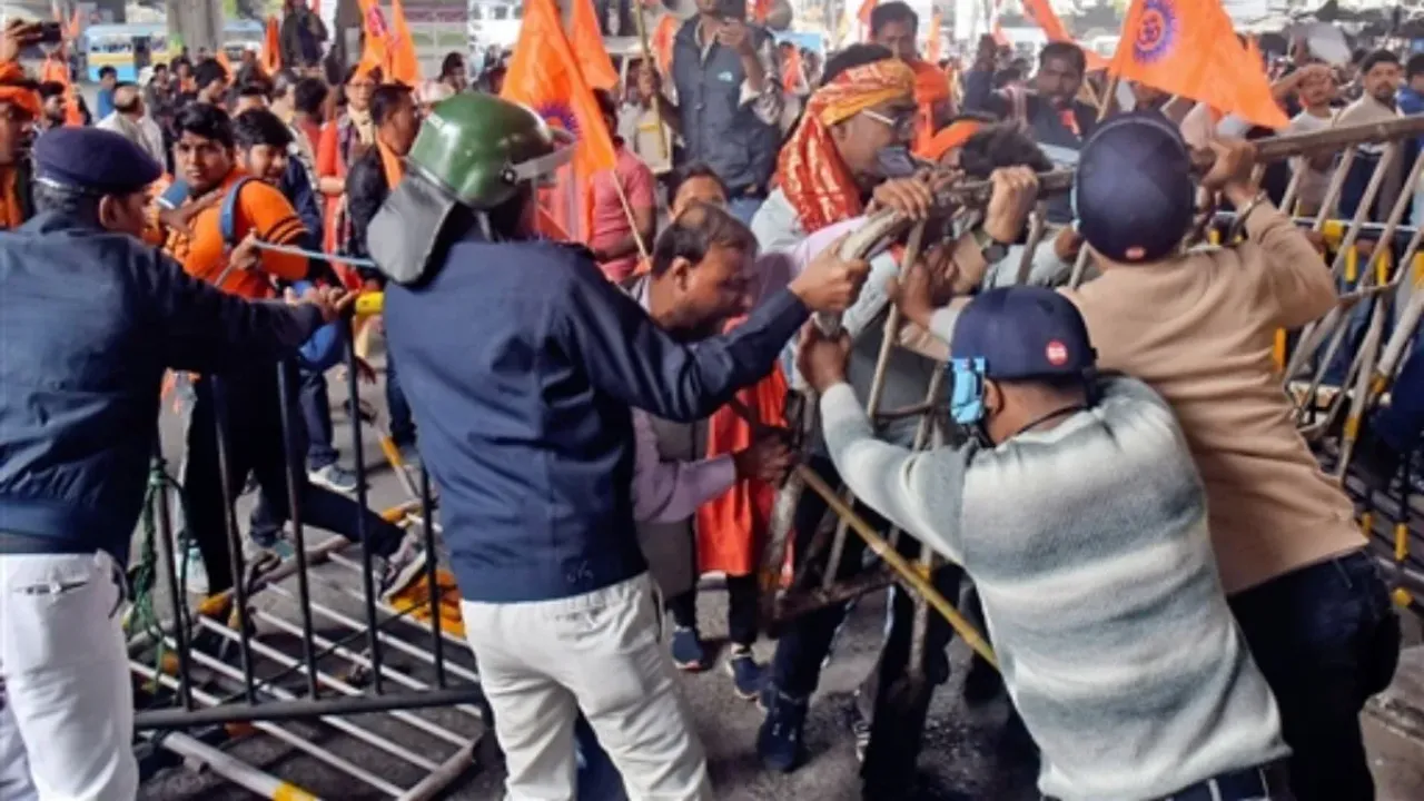 बांग्लादेश में हिंदुओं पर जुल्म बर्दाश्त नहीं: अयोध्या में VHP और बजरंग दल ने निकाली जन आक्रोश रैली, सरकार को दी चेतावनी- परिणाम भुगतने पड़ेंगे!