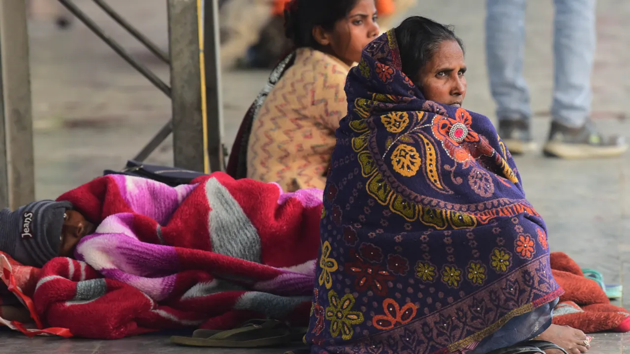 उत्तर भारत में ठंड का तांडव: यूपी की हालात सबसे ज्यादा खराब...विजिबिलिटी जीरो, 27 जिलों में कोहरा छाया, ट्रेनें घंटों लेट, फ्लाइट्स कैंसिल