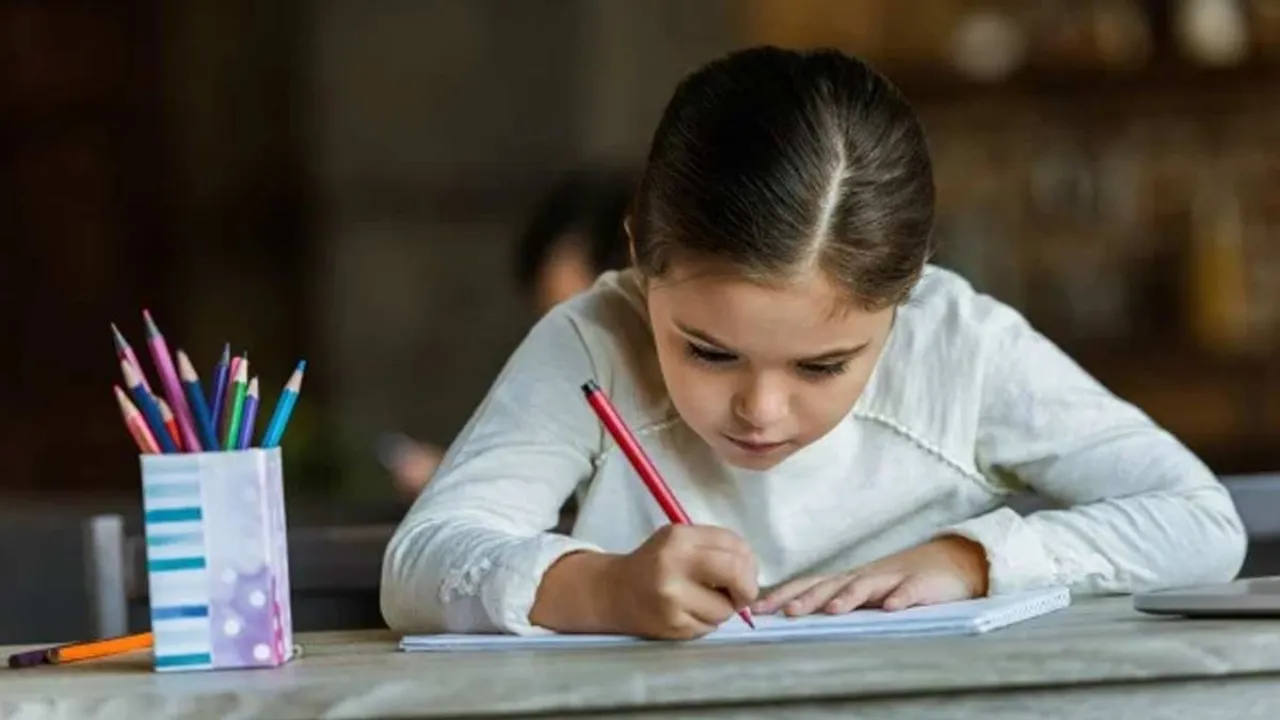 छुट्टियों में क्या बच्चों को थोड़ी-बहुत पढ़ाई या स्कूल का काम करना चाहिए? देखें कैसे होता है मासूमों का विकास