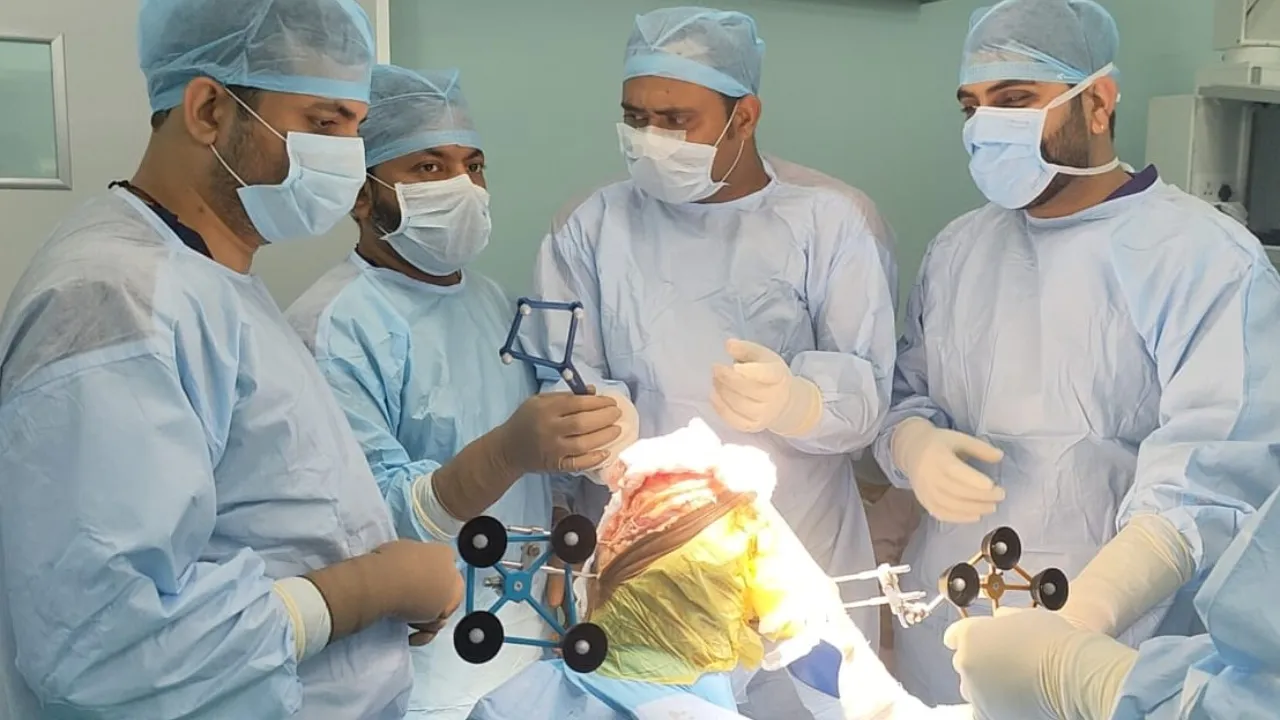 एम्स रायबरेली में रोबोट की मदद से सफल हुआ घुटना प्रत्यारोपण, दो मरीजों को मिली नई जिंदगी