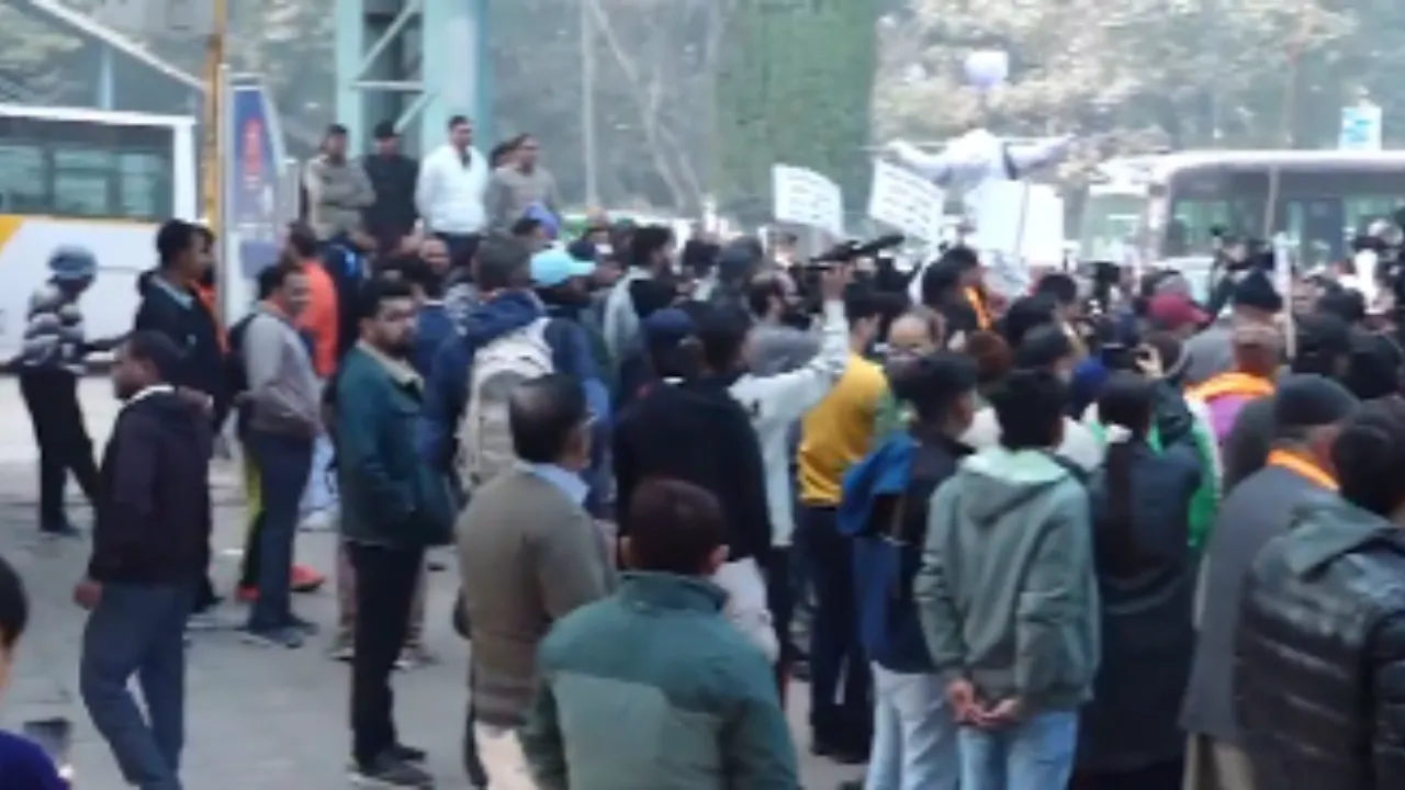 दीपू हत्याकांड पर भड़का गुस्सा: दिल्ली में VHP का बांग्लादेश हाई कमीशन के बाहर जोरदार प्रदर्शन, ढाका ने भारतीय राजदूत को फिर किया तलब 