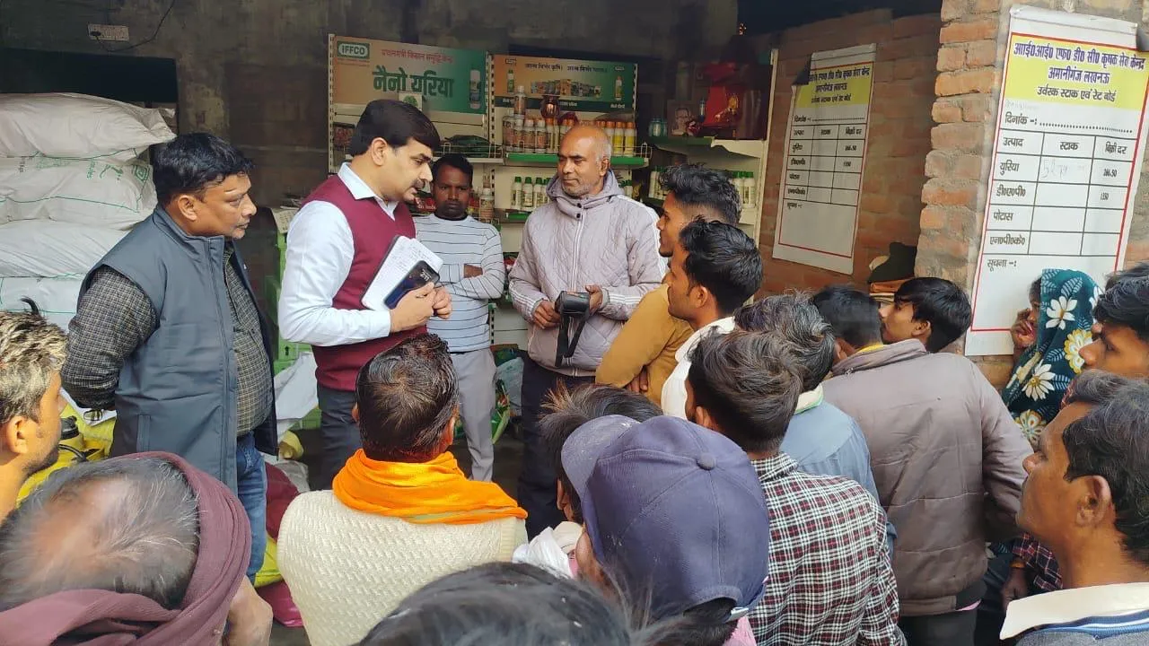 बिना सूचना उर्वरक दुकानें मिलीं बंद, जिला कृषि अधिकारी ने जारी किया कारण बताओ नोटिस