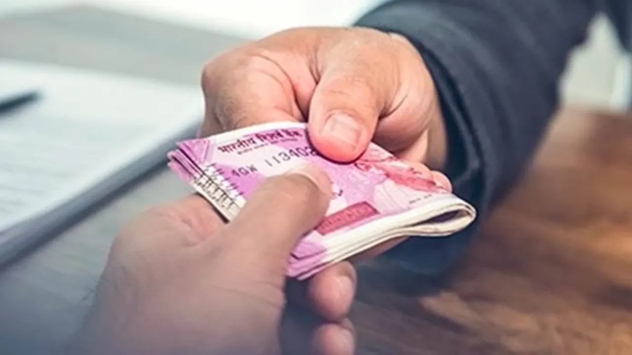 ग्रामीण बैंक के मैनेजर और चपरासी पर FIR, KCC लोन के बदले 10% कमीशन की मांग