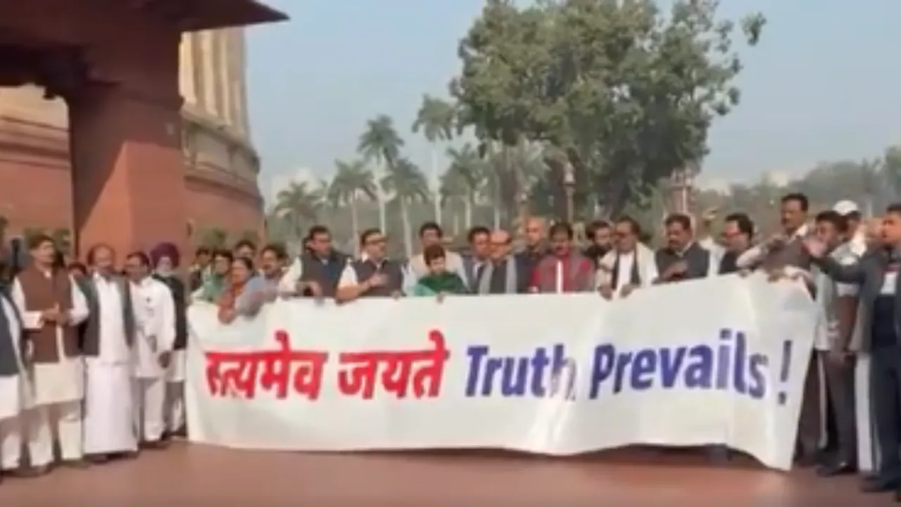 कांग्रेस सांसदों ने हेराल्ड मामले पर संसद परिसर में किया प्रदर्शन, प्रधानमंत्री का इस्तीफा मांगा 