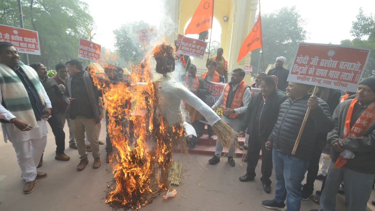 बांग्लादेशी हिंदुओं के समर्थन में राष्ट्रीय हिन्दू रक्षा परिषद ने किया प्रदर्शन, लखनऊ विश्वविद्यालय के छात्रों ने फूंका पुतला