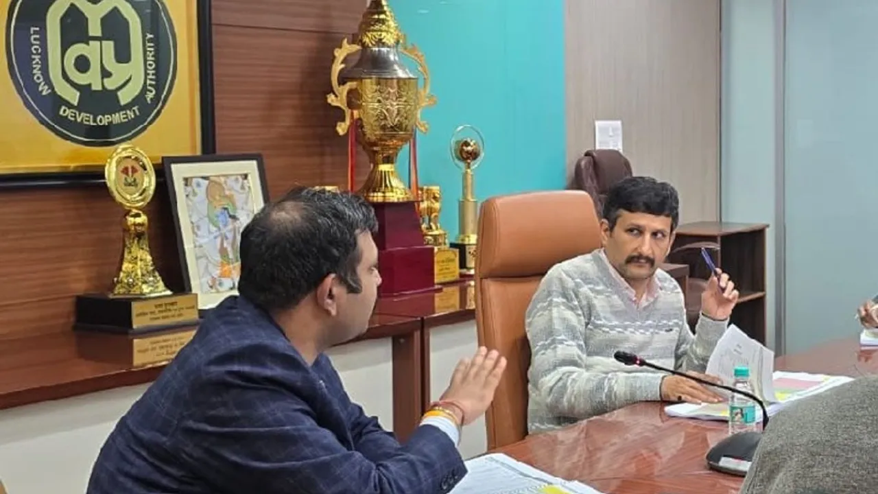 मंडलायुक्त सख्त: LDA के कामों की समीक्षा, हजरतगंज-नाजा मार्केट सौंदर्यीकरण में देरी पर फटकार