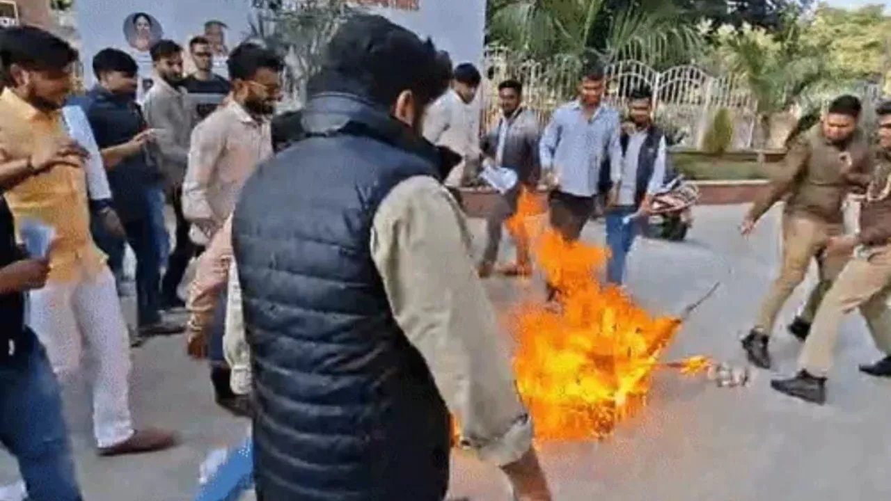 लखनऊ विश्वविद्यालय में छात्रों ने फूंका संजय निषाद का पुतला,  बलिया अपमान के आरोप में मंत्री की बर्खास्तगी की मांग