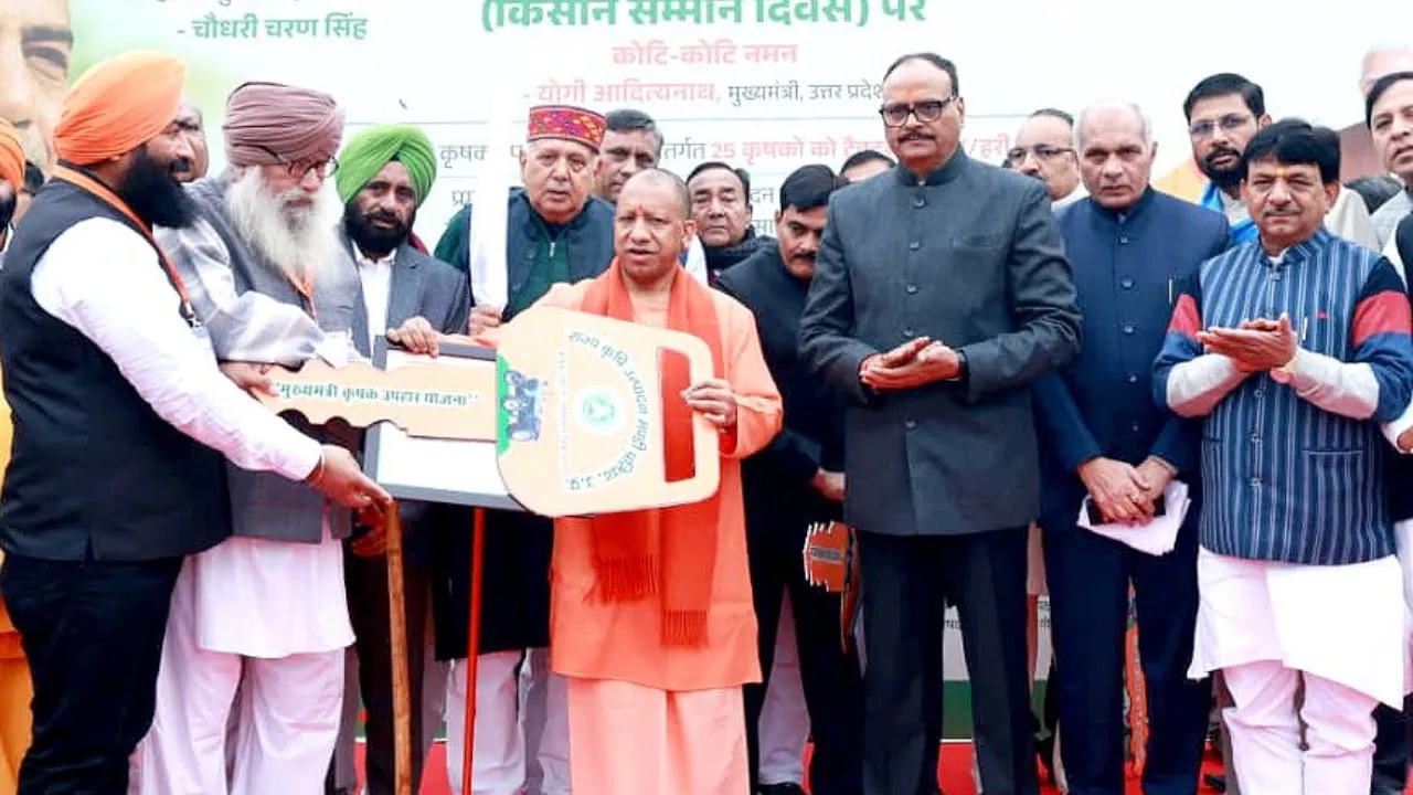 सीएम योगी ने चौधरी चरण सिंह की 123वीं जयंती पर दी भवपूर्ण श्रद्धांजलि,  ‘किसान सम्मान दिवस’ सौंपा 25 किसानों को ट्रैक्टर