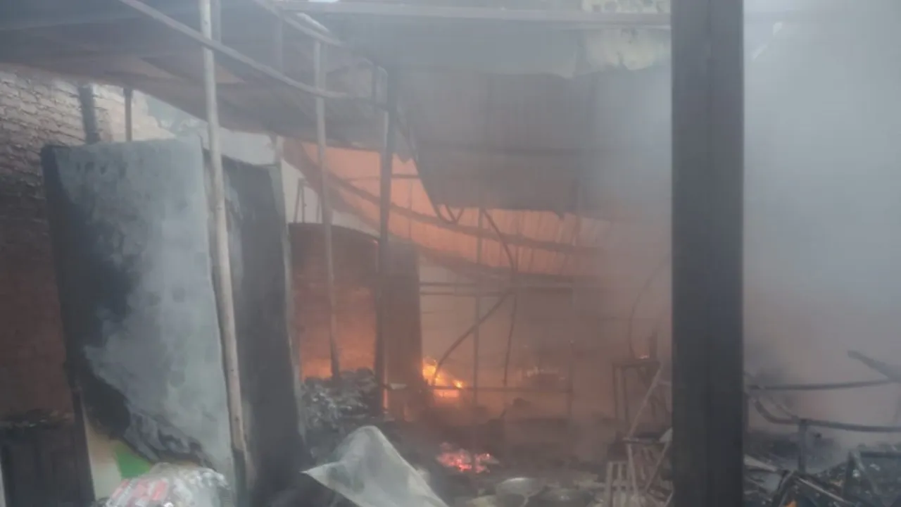 चिनहट में हाहाकार... पांच दुकानों में लगी आग, धमाके के साथ फटे सिलेंडर, दमकल की गाड़ियों ने करीब पांच घंटे बाद बुझाई आग