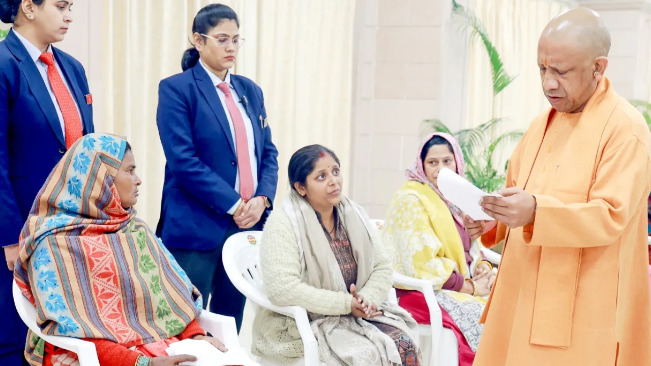 ‘जनता दर्शन’ में हर फरियादियों से मिले मुख्यमंत्री योगी, कहा- हर जरूरतमंद की सेवा ही सरकार का लक्ष्य