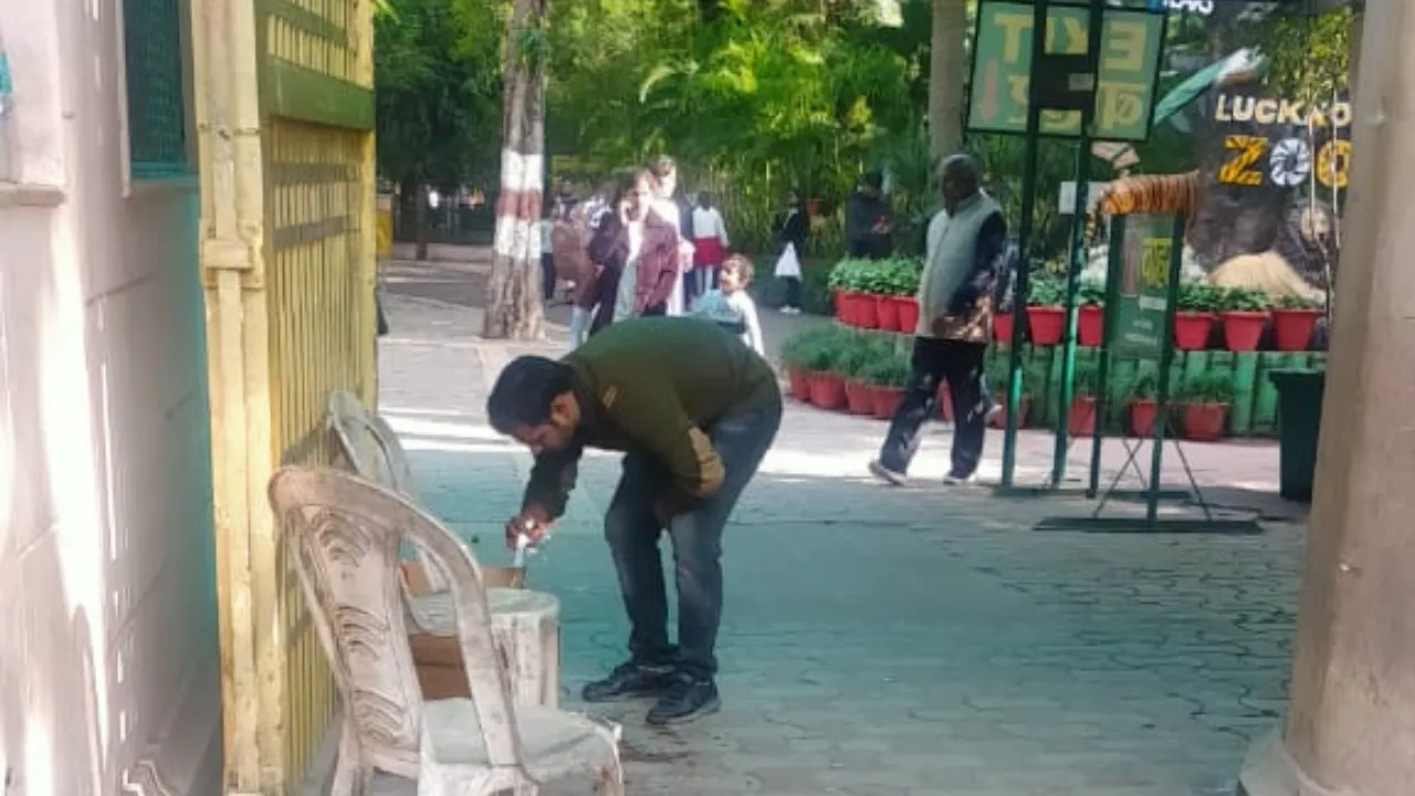 ''कलाई बैंड'' से बजा रहे कर्मचारी चिड़ियाघर का ''बैंड''... कर्मचारी इन्हीं को बेचकर रोज दिला रहे दर्जनों लोगों को प्रवेश