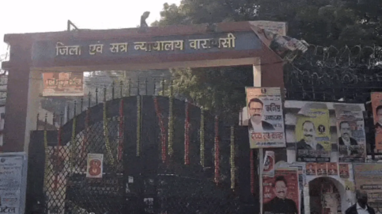 काशी इंस्टीट्यूट ऑफ टेक्नोलॉजी के मुख्य गेट पर छात्रों का हंगामा, छात्रों ने लगाया धोखाधड़ी का आरोप 