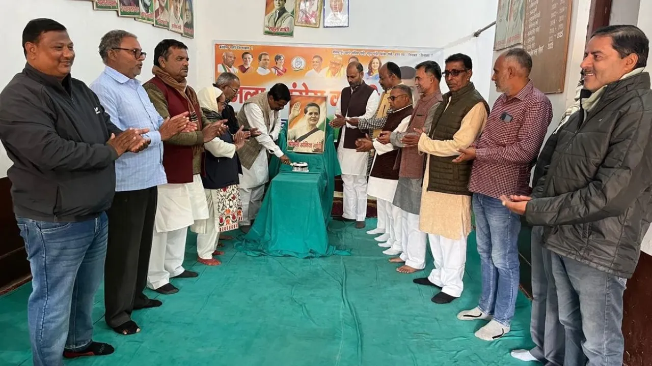 देवरिया में कांग्रेसियों ने मनाया सोनिया गांधी का जन्मदिन...,  केक काटकर एक दूसरे का मुंह किया मीठा