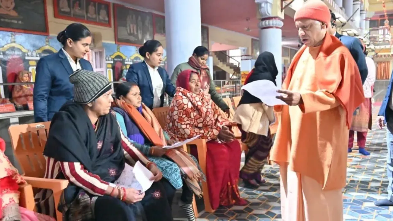 विदेश भेजने के नाम पर धोखाधड़ी करने वालों पर हो सख्त कार्रवाई, जनता दर्शन में सीएम योगी का अधिकारियों को सख्त निर्देश
