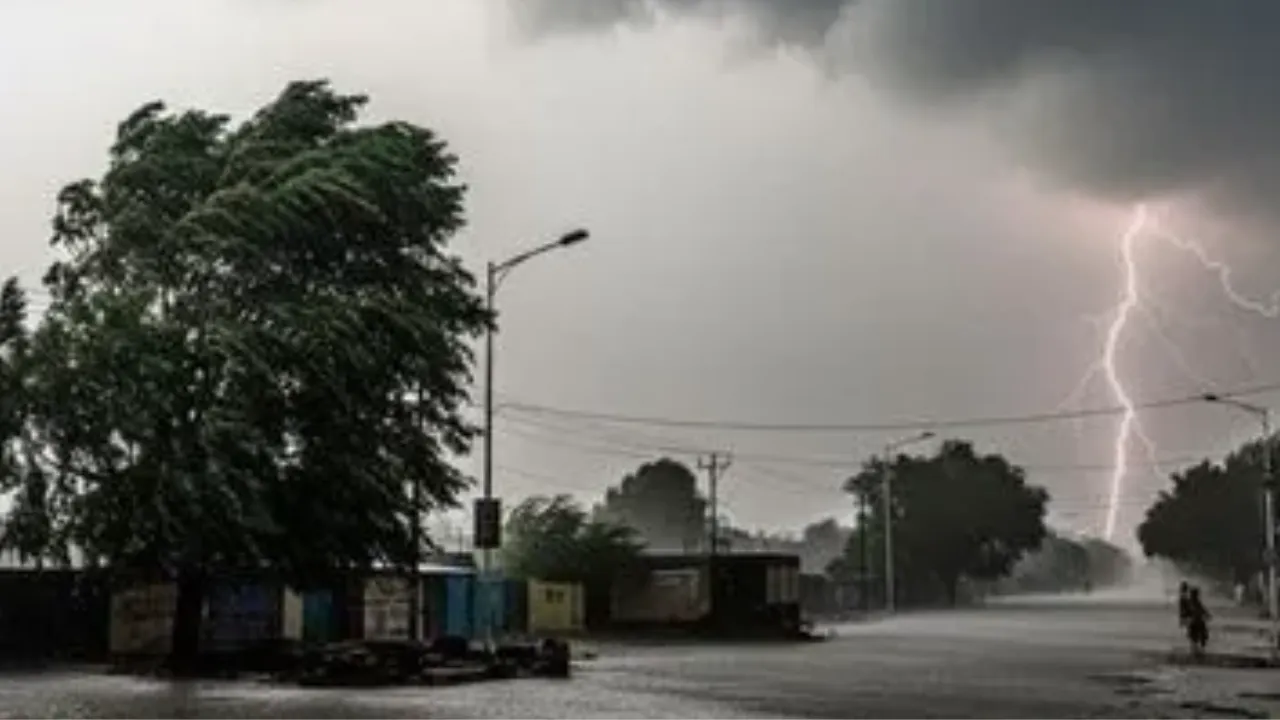 Ditwah ने बदला रूप, चेन्नई-पुडुचेरी में भारी बारिश-तेज हवाओं का कहर जारी 