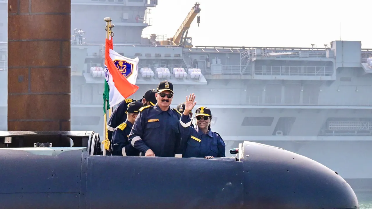 कलाम के बाद मुर्मू: राष्ट्रपति ने स्वदेशी पनडुब्बी INS वाघशीर में की समुद्री सैर, तस्वीरें वायरल