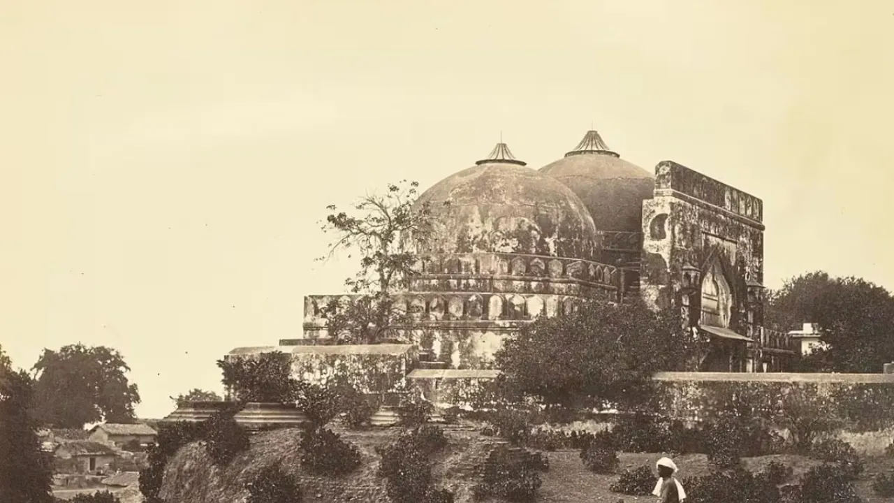 छह दिसंबर : अयोध्या में भीड़ ने आज के दिन ही गिराई थी बाबरी मस्जिद 