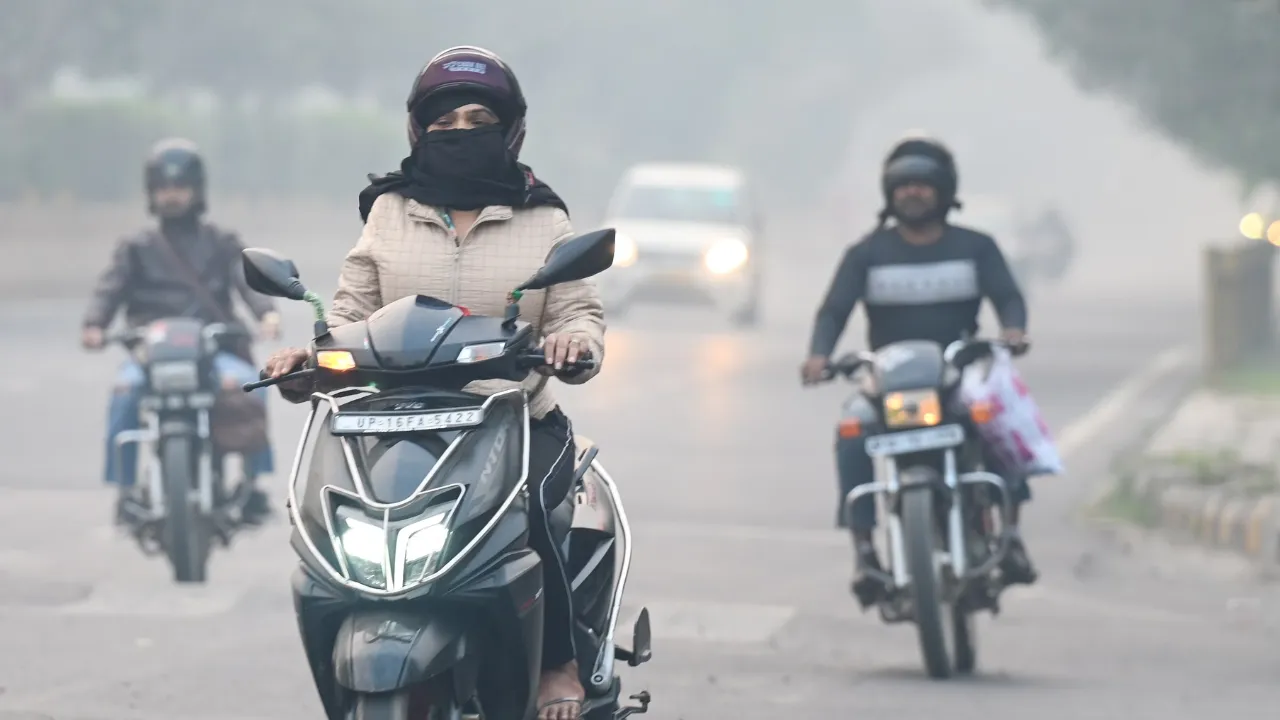UP Weather Update: यूपी में भी पड़ेगा दितवाह तूफान का प्रभाव, आज से सर्दी दिखाएगी सख्त मिजाज