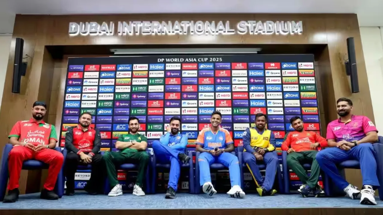 T20 वर्ल्ड कप 2026 ट्रॉफी टूर की धूम: कतर की धो नाव से ओमान की ग्रैंड मस्जिद तक फैंस का जश्न