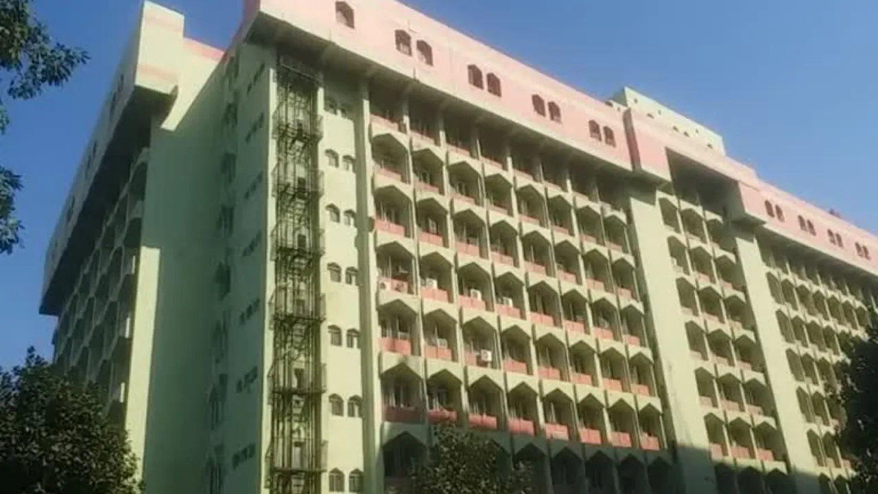 जवाहर भवन की सातवीं मंजिल से चल रहा था फर्जीवाड़े का खेल... पूरब से लेकर पश्चिम तक के कई जिलों में बांटे गये फर्जी अंकपत्र, दिलाई गई नौकरी, जानें पूरा मामला