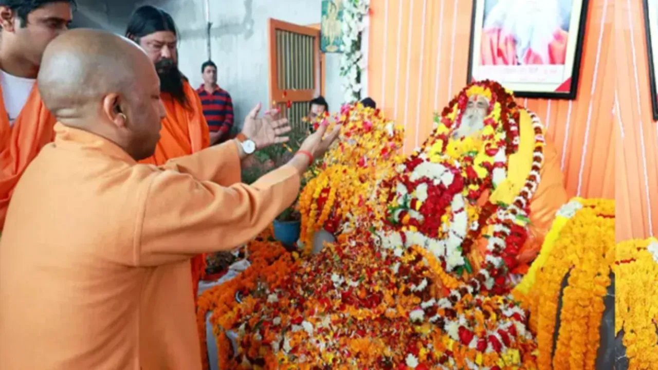 Dr. Ramvilas Vedanti: अयोध्या पहुंचे CM योगी, डॉ. रामविलास वेदांती को दी श्रद्धांजलि 