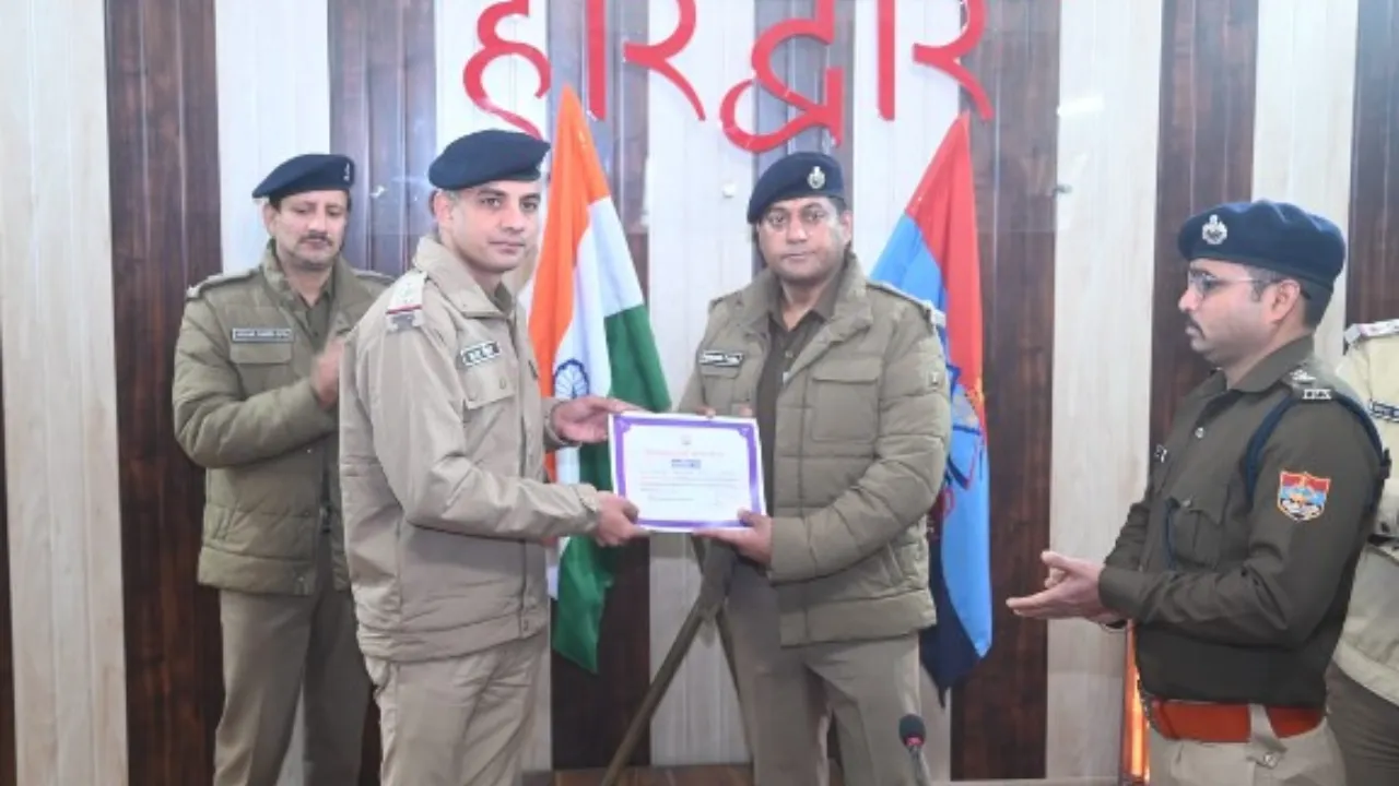 कर्तव्यनिष्ठ पुलिसकर्मियों का सम्मान: 32 जवान 
